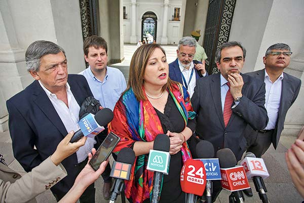 Cambio de gabinete: comienzan preparativos para ajuste "acotado" y La Moneda convoca al oficialismo a cumbre en Cerro Castillo