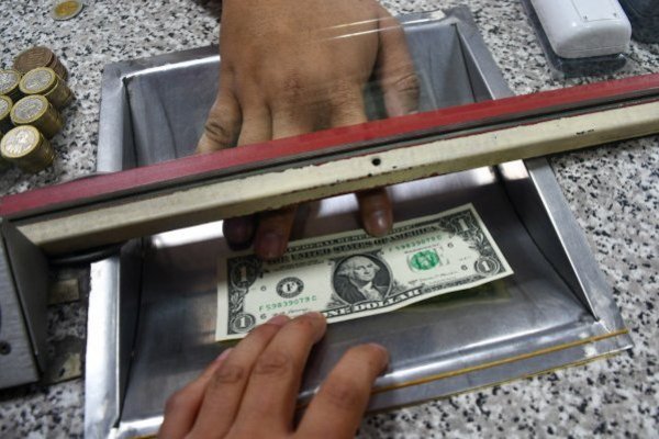 Dólar desciende tras rebote del cobre y estímulos en China