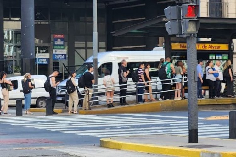 <p>Argentina paralizada: vuelos retrasados y largas filas para los autobúses, el único medio de transporte activo</p>