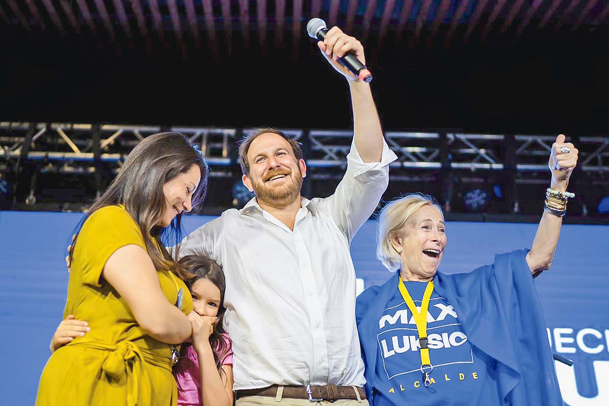 <p>Con hamburguesas, la Banda Malecón y el abrazo de su padre pasada la 1 AM: cómo fue la frenética jornada electoral de Max Luksic</p>