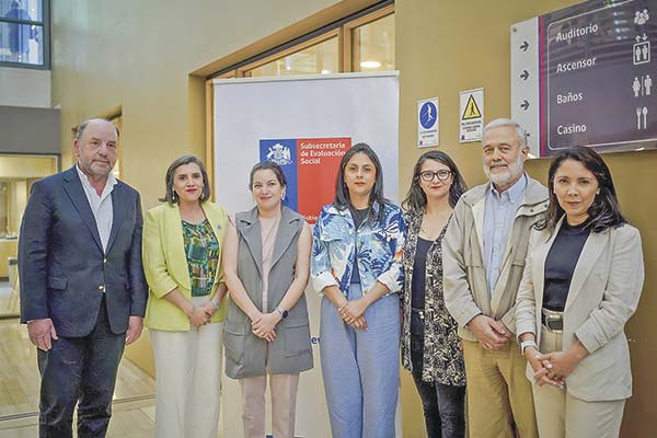 Chilenos están satisfechos con su vida pese a reconocer más inseguridad económica y del entorno