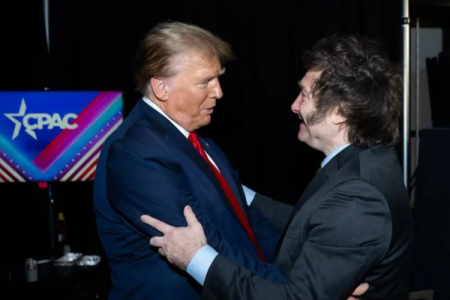 Milei llega a EEUU para reunirse con Trump y espera que la amistad resulte en préstamo del FMI para Argentina