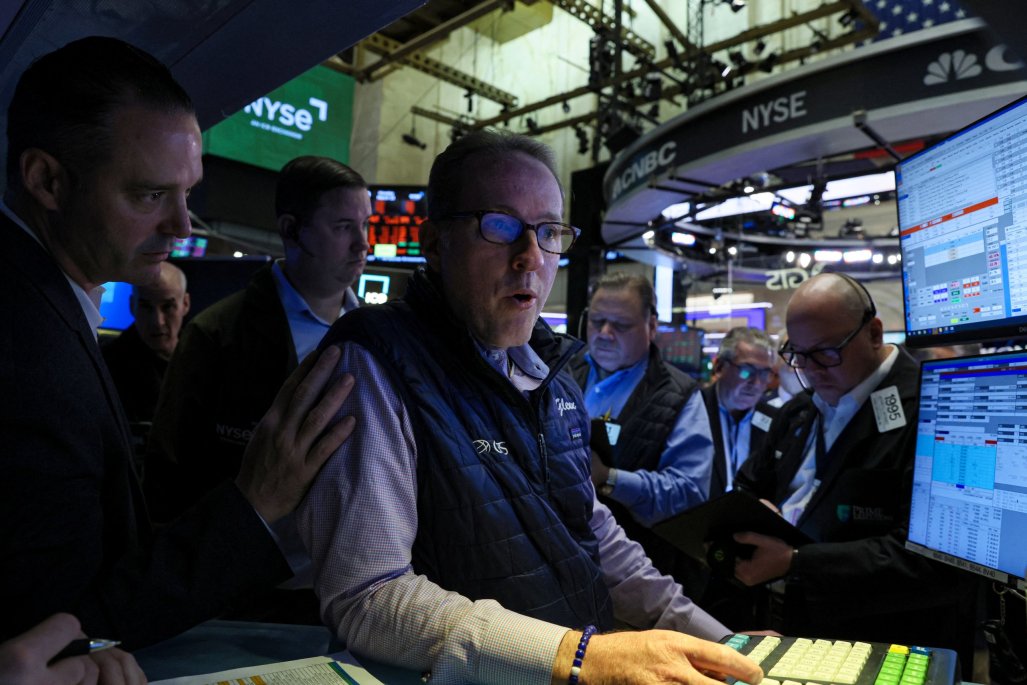 Wall Street enfrenta ola de ventas tras cifras económicas cautelosas