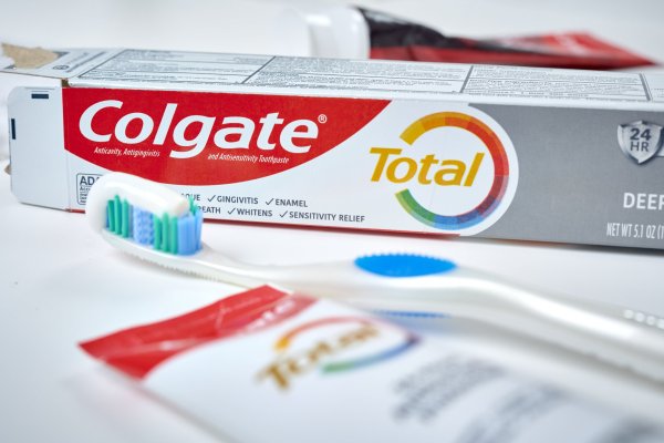 Colgate bajo la lupa por uso de agua contaminada en su pasta de dientes