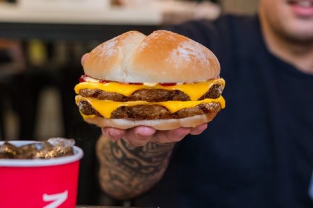 <p>Mostaza, la única cadena de fast food que está en todas las provincias argentinas, abrirá 30 locales en 2025</p>