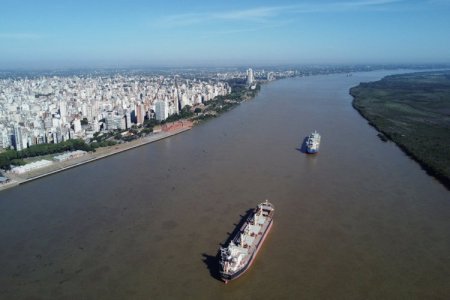<p>Gobierno argentino llamará a licitación para privatizar hidrovía en concesión por 30 años</p>
