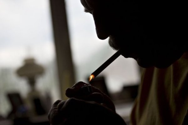 Alta evasión anticipa un tercer año seguido de caída en recaudación del impuesto a los cigarrillos
