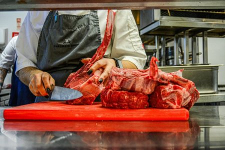 <p>Carrefour anunció que no venderá carne del Mercosur y genera rechazo en productores del bloque</p>