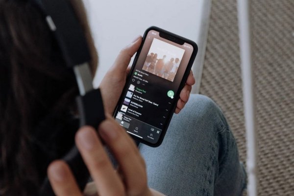 Éxito de plataformas como Spotify impulsa los ingresos de la música que superan a la industria del cine