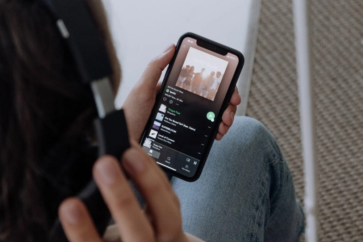 <p>Éxito de plataformas como Spotify impulsa los ingresos de la música que superan a la industria del cine</p>