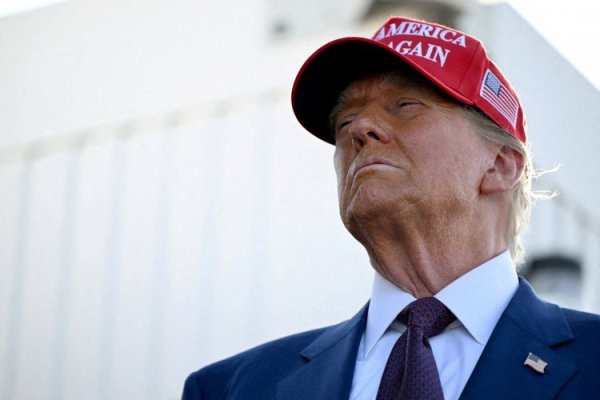 Trump amenaza a los países miembros del BRICS con aranceles del 100% si debilitan al dólar