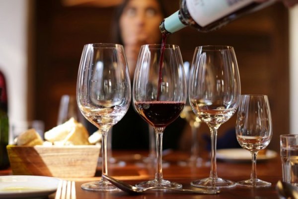 Perú agudiza su interés por el vino chileno: importación de 2024 alcanza su punto máximo