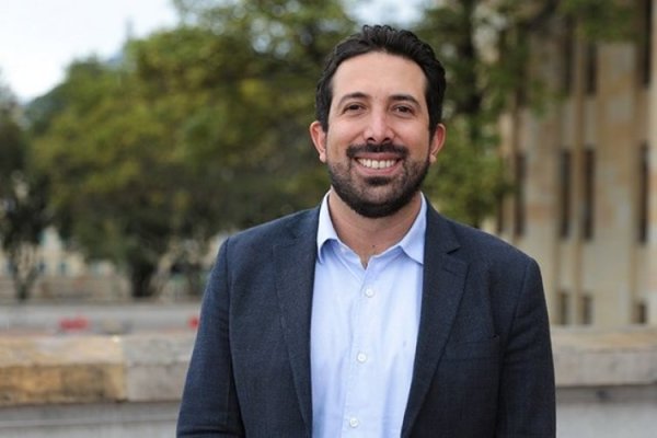 Quién es Diego Guevara, el economista que asume como ministro de Hacienda de Colombia