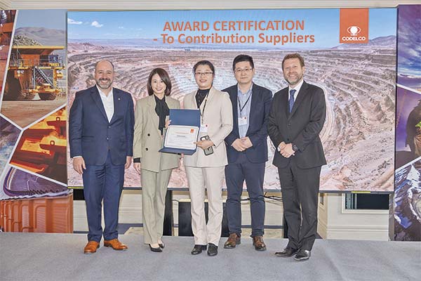 <p>Fay Lee, CEO de Cnood Asia Limited (segunda desde la izquierda), con el vicepresidente de Abastecimiento de Codelco, Mauricio Acuña (final a la derecha). </p>