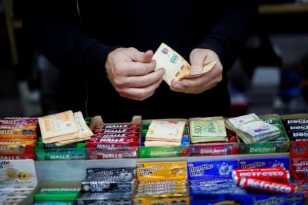 <p>Inflación en Argentina sorprende y marca el punto más bajo de la gestión de Milei: registró 2,4% en noviembre</p>