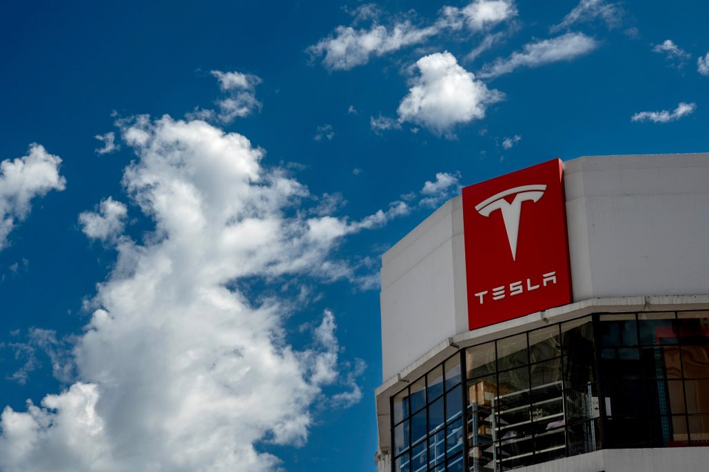 Tesla alcanza máximos históricos en bolsa impulsada por Trump y robotaxis