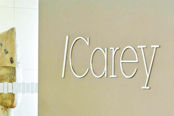 Abogada que demandó a Carey llegó a acuerdo con estudio
