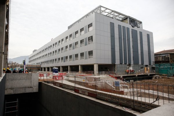 Gobierno incumple nuevamente pagos a concesionaria Hospital del Salvador, pero promete saldar deuda en enero
