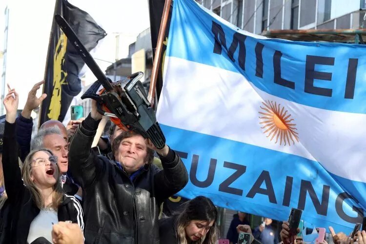 <p>Milei tiene un nuevo motivo para celebrar: el riesgo país de Argentina aceleró su caída y perforó los 700 puntos básicos</p>