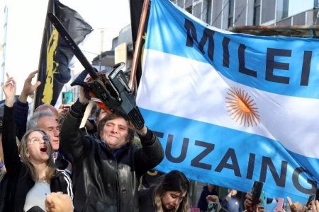 Milei tiene un nuevo motivo para celebrar: el riesgo país de Argentina aceleró su caída y perforó los 700 puntos básicos