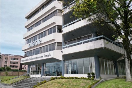 Inclusión de energía eólica offshore y nuclear, junto al desarrollo de almacenamiento, son las tendencias de la industria para 2025, según Olade