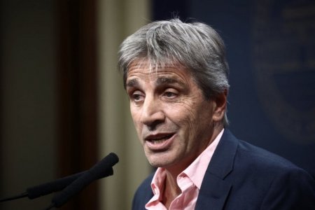 Ministro de Economía de Argentina se lanza contra el Presidente Boric: a Chile "lo gobierna un comunista que los está por hundir"