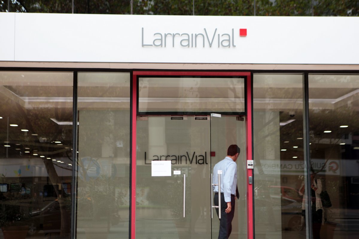 <p>La bomba que cayó al interior de LarrainVial</p>