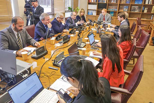 Gobierno y senadores logran acuerdo para agilizar reforma de permisos de inversión