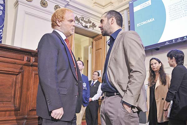 <p>El presidente de la comisión de Economía del Senado, Rojo Edwards, y el ministro de Economía, Nicolás Grau. Foto: Agencia Uno</p>