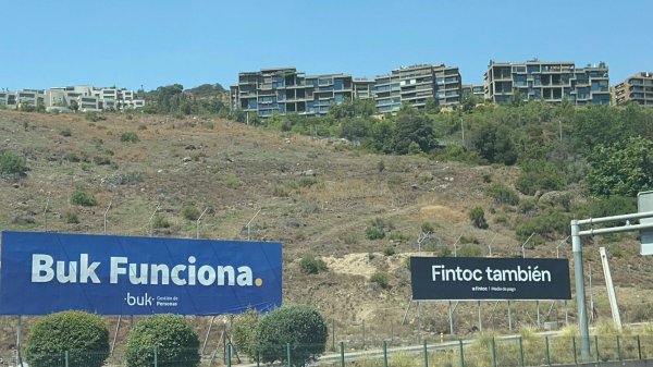 La publicidad en la Costanera Norte de BUK y Fintoc que se hizo viral