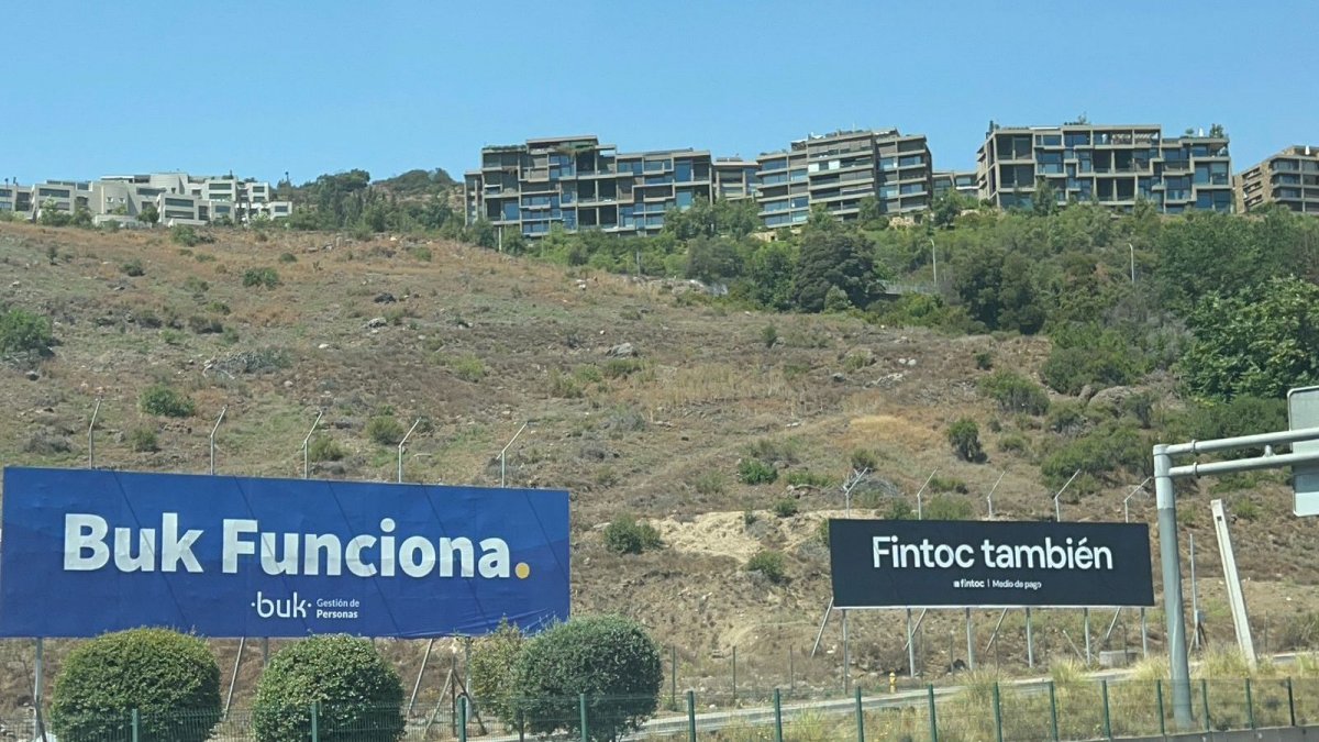 <p>La publicidad en la Costanera Norte de BUK y Fintoc que se hizo viral</p>