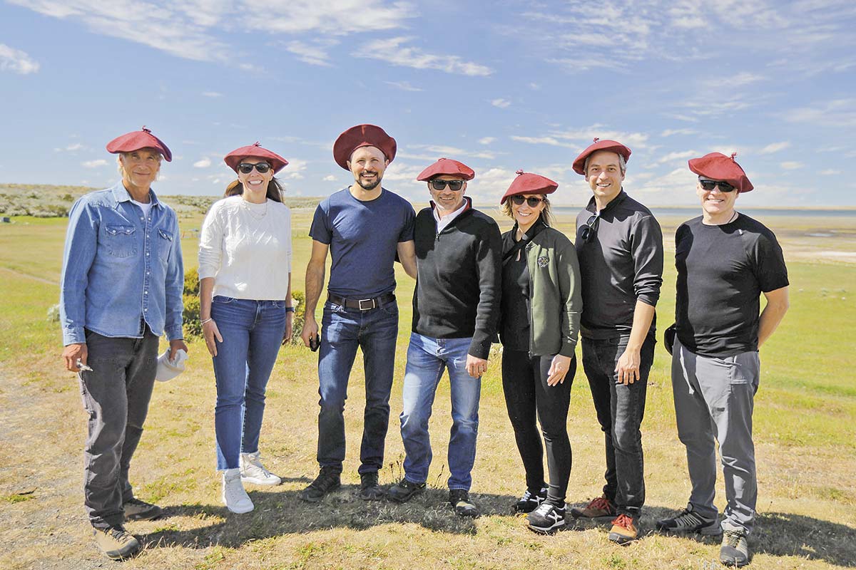 <p>Boina magallánica, ferry y Torres del Paine: así fue el viaje de la CEO internacional de Walmart al sur de Chile</p>