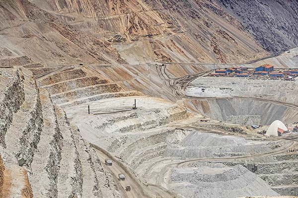 <p>Principal minera del grupo Luksic invertirá US$ 2.000 millones para extender su vida útil hasta 2051</p>