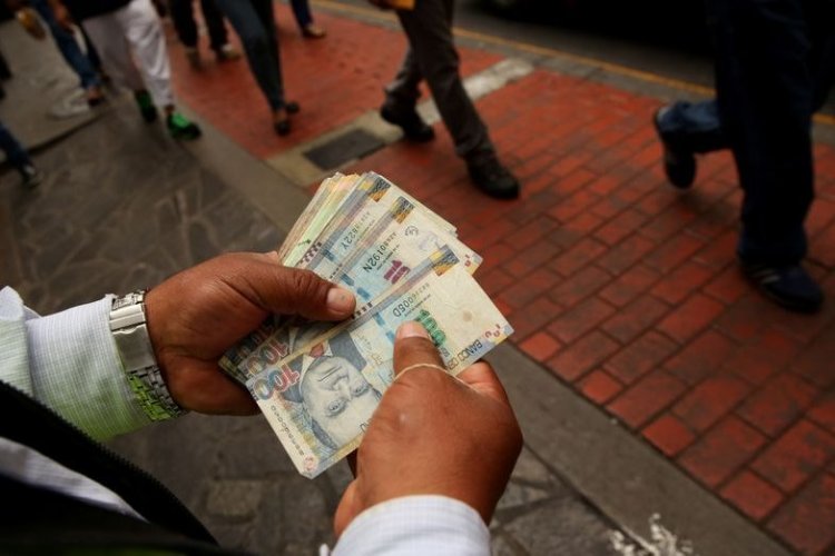 <p>Sueldo mínimo en Perú subirá a US$ 302 tras anuncio de Presidenta Boluarte</p>
