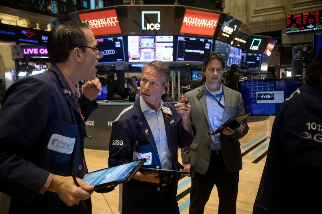 Wall Street enfrenta caídas significativas mientras inversionistas optan por bonos