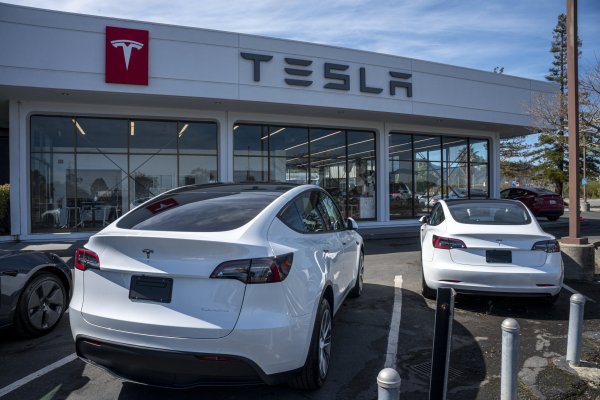 Ventas anuales de vehículos eléctricos de Tesla disminuyen por primera vez en más de una década