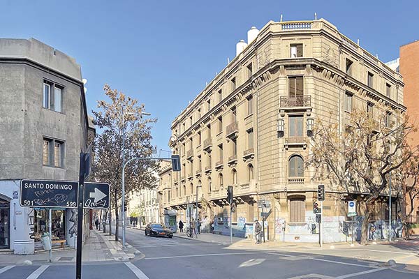 <p>El Edificio Miraflores 590, Santiago, se transformará en 50 departamentos orientados a renta residencial para turistas o estudiantes.</p>