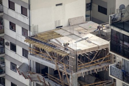 Alza de costos de construcción retrasa inicio de obras en Argentina