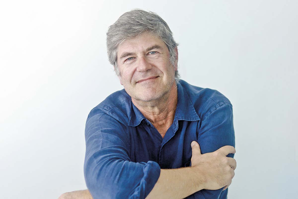 <p>James Hamilton vuelve a Chile y lanza un nuevo libro: “Lo parto con una pregunta que me daba terror: ‘¿Por qué me abusaron?’”</p>