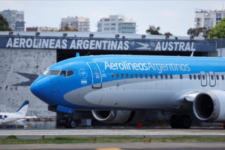 Aerolíneas Argentinas recorta personal, rutas y refrigerios ante posible venta