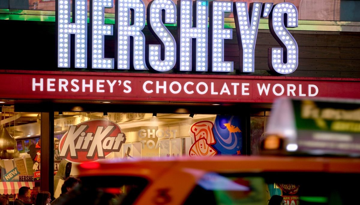 Hershey busca dominar el mercado del cacao con compra masiva.