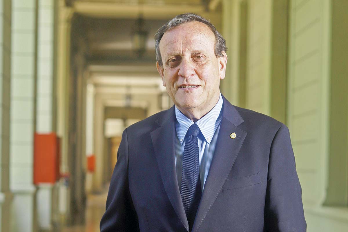 <p>Rector Sánchez ad portas de dejar el cargo y a la espera de su sucesor: “Hay que andar libre de equipaje por la vida”</p>