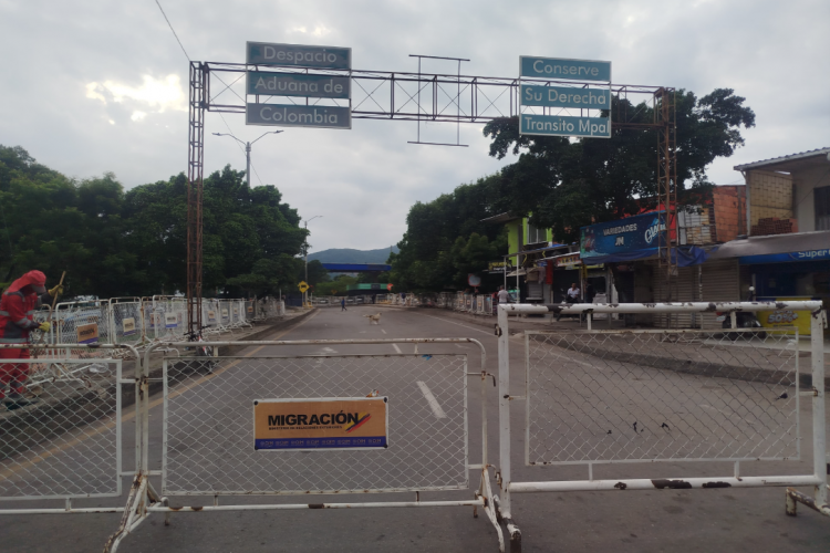 Colombia reitera que no avala resultados en Venezuela y Maduro cierra la frontera entre ambos países