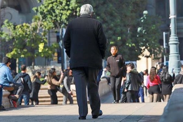 <p>83% del Panel UC respalda idea de que la reforma de pensiones incluya mayor competencia entre AFP y reduzca comisiones</p>