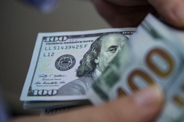 Dólar se fortalece en el mercado chileno tras datos de empleo en EE.UU.