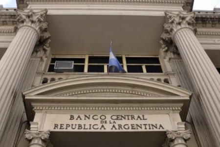 Banco central de Argentina reduce ritmo de devaluación del peso a 1% mensual desde febrero tras el dato de inflación