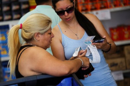 Javier Milei amplía su apuesta por relajar la política cambiaria de Argentina