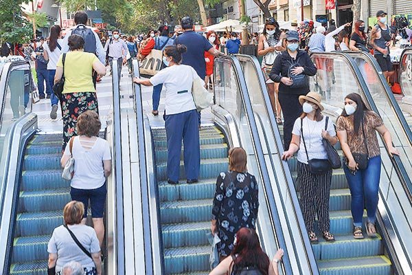 Mujeres dedican dos horas más al trabajo no remunerado que los hombres