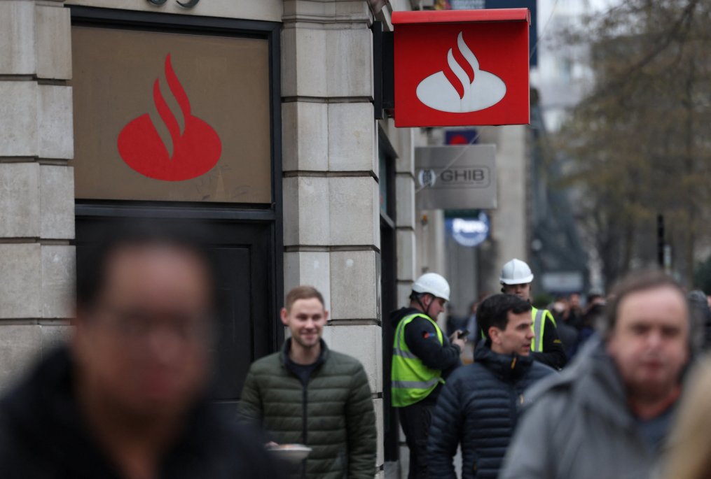 Santander evalúa su salida del mercado británico
