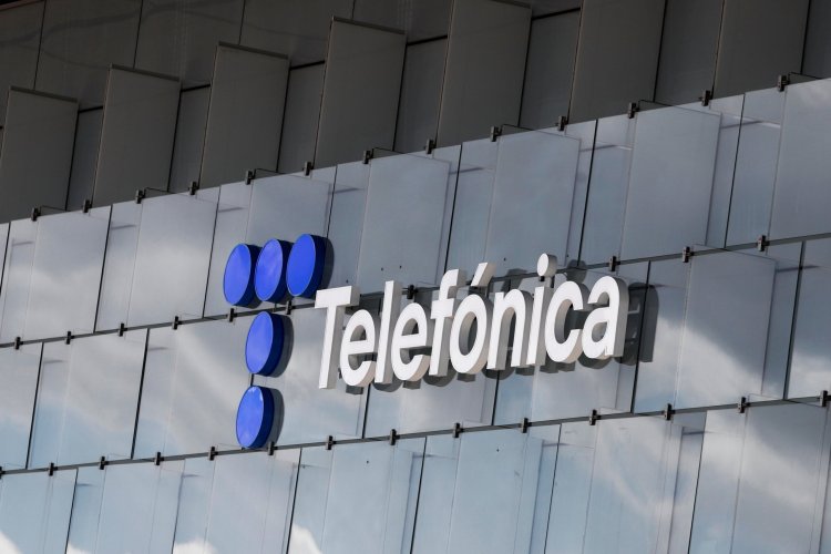 <p>Acciones de Telefónica caen tras reemplazo de su CEO, Álvarez-Pallete, a petición del Gobierno español</p>